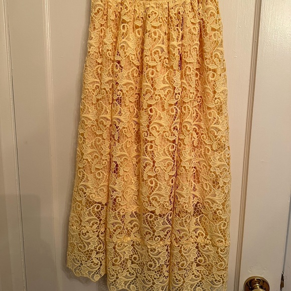 Great skirt for Easter! H & M butter yellow lace skirt, size 2. Only $21! - Picture 2 of 5